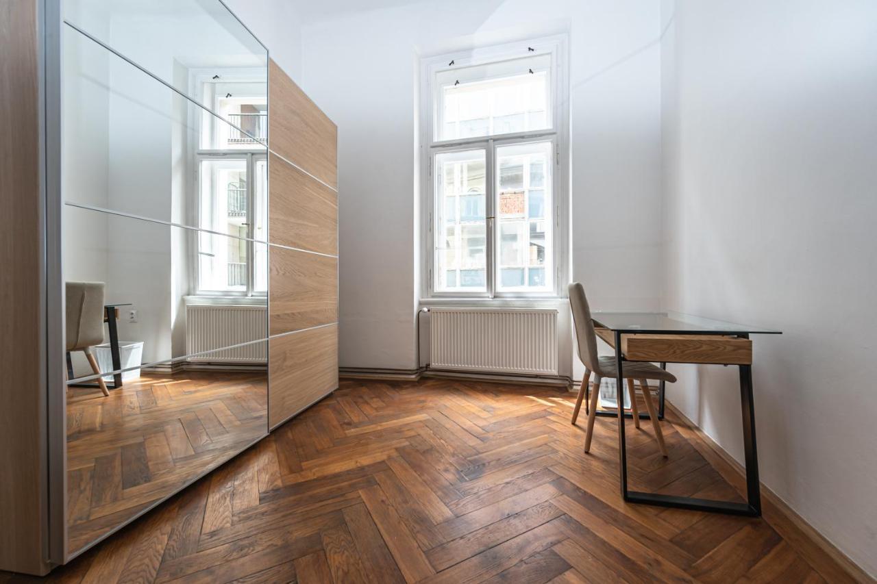 New Town Central Apartment Praha Bagian luar foto